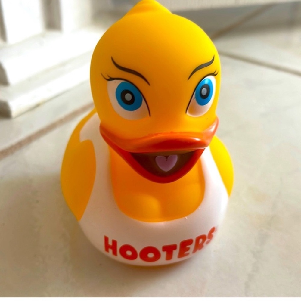 Collectible NWT Hooters Duck! ❤️ 🦆😃